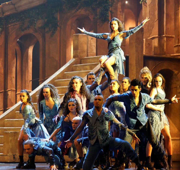 Ария нотр дам. Romeo et Juliette мюзикл. Капулетти 2001 мюзикл сцены. Кадры мюзикла.